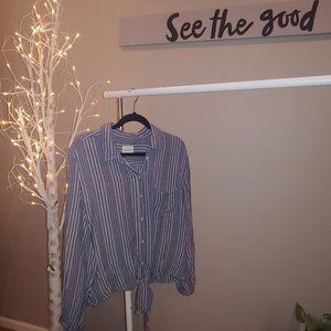 4/$15 American Eagle XL Blue and White Stripe Front Tie